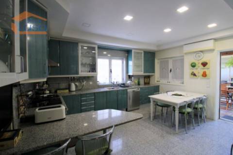 Oportunidade Imperdível! Moradia 4 Frentes com Jardim T5, 2 suítes em Mafamude, Vila Nova de Gaia