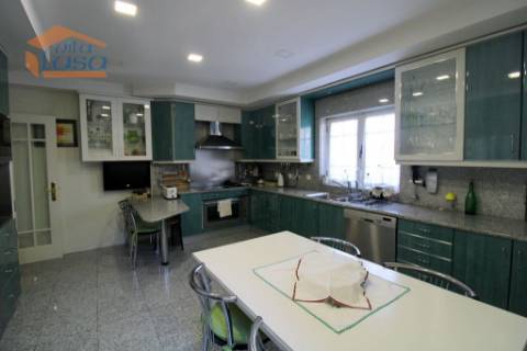 Oportunidade Imperdível! Moradia 4 Frentes com Jardim T5, 2 suítes em Mafamude, Vila Nova de Gaia