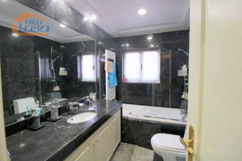 Oportunidade Imperdível! Moradia 4 Frentes com Jardim T5, 2 suítes em Mafamude, Vila Nova de Gaia