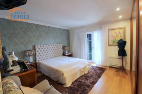 Oportunidade Imperdível! Moradia 4 Frentes com Jardim T5, 2 suítes em Mafamude, Vila Nova de Gaia