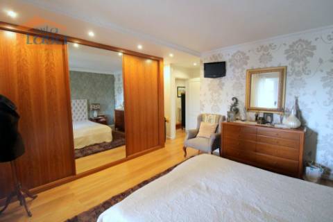 Oportunidade Imperdível! Moradia 4 Frentes com Jardim T5, 2 suítes em Mafamude, Vila Nova de Gaia