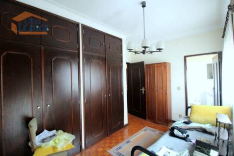 Moradia T4 Carvalhido, 2 garagens e pequeno quintal