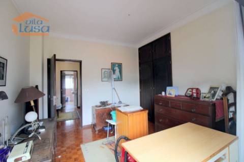 Moradia T4 Carvalhido, 2 garagens e pequeno quintal