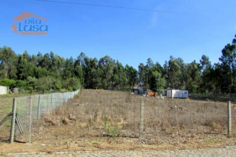 Terreno plano com 1.763 m2 em Grijo para a construção de Moradia 4 frentes 