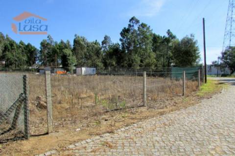 Terreno plano com 1.763 m2 em Grijo para a construção de Moradia 4 frentes 