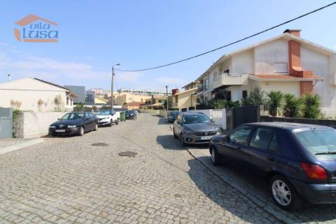  Terreno na zona de Canidelo disponível para construção de moradia de 3 frentes