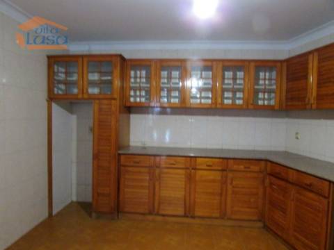 Moradia T2+1 com Garagem, Espigueiro e Anexos para Habitação  Privacidade e Conforto no Campo