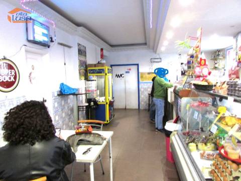 Café restaurante a funcionar 