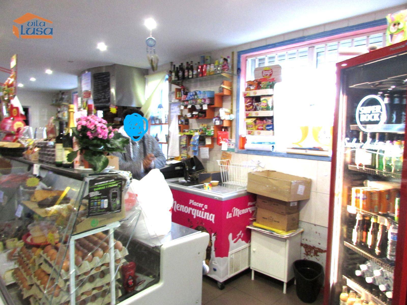 Café restaurante a funcionar 