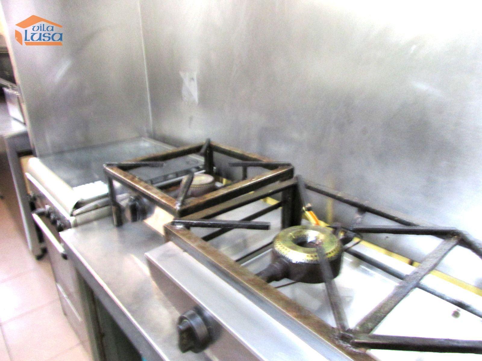 Café restaurante a funcionar 