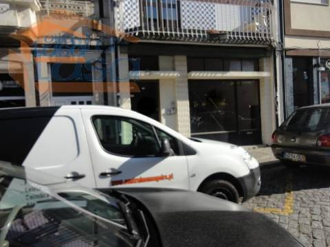 Loja e Armazém em Camões de 170 m2 entrada por 2 Ruas 