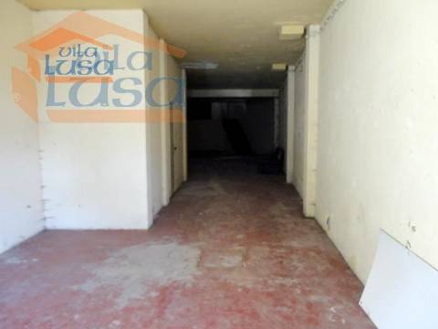 Loja e Armazém em Camões de 170 m2 entrada por 2 Ruas 