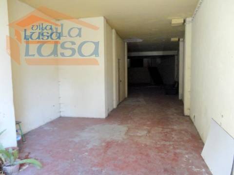 Loja e Armazém em Camões de 170 m2 entrada por 2 Ruas 