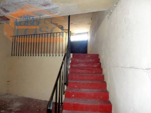 Loja e Armazém em Camões de 170 m2 entrada por 2 Ruas 