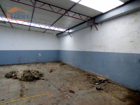 Loja Vale Formoso com 350 m2 e 100 m2 de terraço coberto 