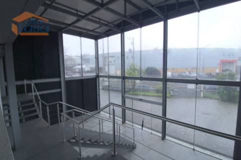 Pavilhão Industrial Moderno à Venda em São João da Madeira