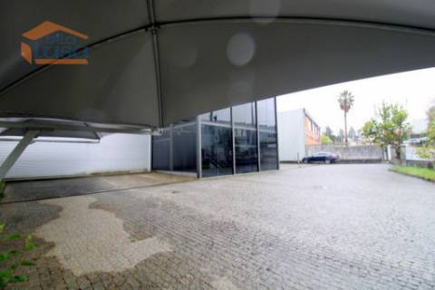 Pavilhão Industrial Moderno à Venda em São João da Madeira