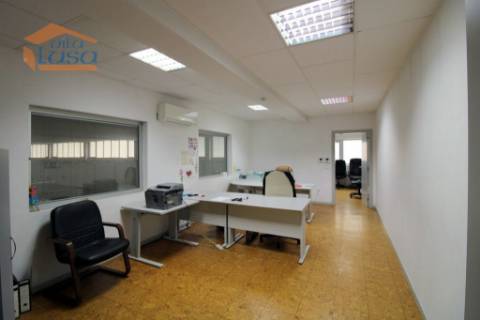 Pavilhão Industrial Moderno à Venda em São João da Madeira