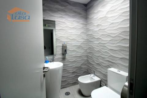 Pavilhão Industrial Moderno à Venda em São João da Madeira