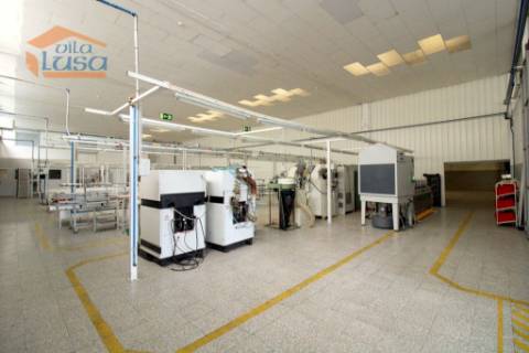 Pavilhão Industrial Moderno à Venda em São João da Madeira