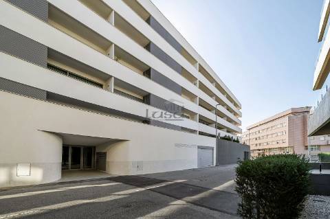 Apartamento T2,  3 wcs (2 suites) com Garagem Dupla no Centro de Gaia