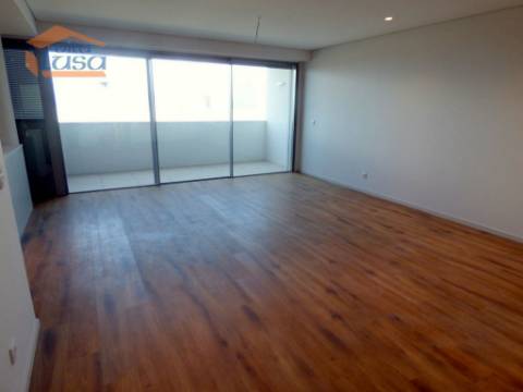 Apartamento T2,  3 wcs (2 suites) com Garagem Dupla no Centro de Gaia