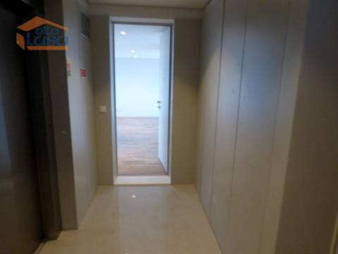 Apartamento T2,  3 wcs (2 suites) com Garagem Dupla no Centro de Gaia
