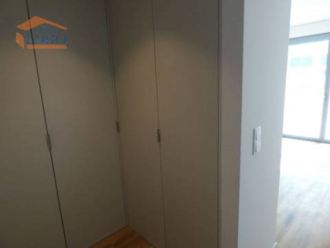 Apartamento T2,  3 wcs (2 suites) com Garagem Dupla no Centro de Gaia