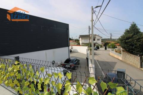 Arrendamento loja com armazém neste momento esta bazio  Centro do Olival em Vila Nova de Gaia 