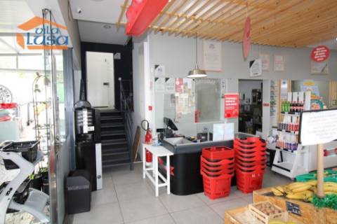 Arrendamento loja com armazém neste momento esta bazio  Centro do Olival em Vila Nova de Gaia 