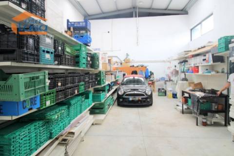 Arrendamento loja com armazém neste momento esta bazio  Centro do Olival em Vila Nova de Gaia 