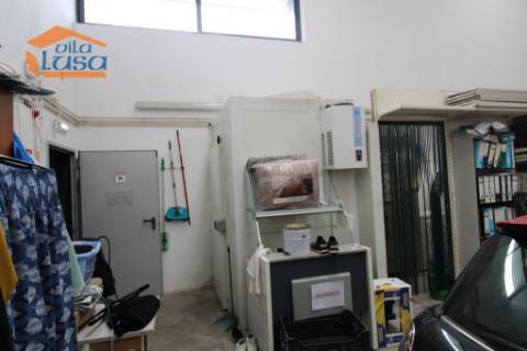 Arrendamento loja com armazém neste momento esta bazio  Centro do Olival em Vila Nova de Gaia 