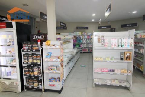 Arrendamento loja com armazém neste momento esta bazio  Centro do Olival em Vila Nova de Gaia 