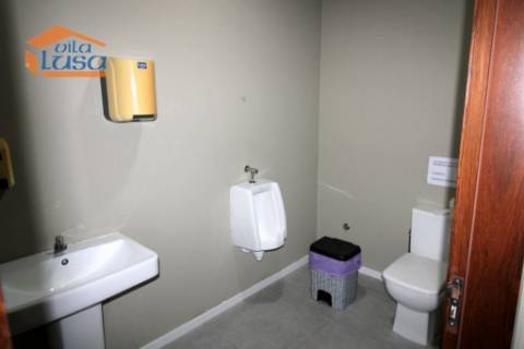 Arrendamento loja com armazém neste momento esta bazio  Centro do Olival em Vila Nova de Gaia 