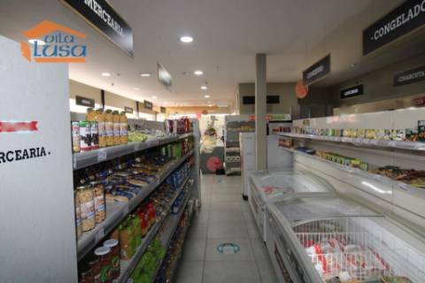 Arrendamento loja com armazém neste momento esta bazio  Centro do Olival em Vila Nova de Gaia 