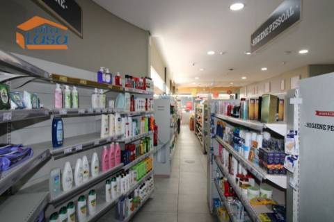 Arrendamento loja com armazém neste momento esta bazio  Centro do Olival em Vila Nova de Gaia 