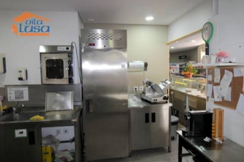 Arrendamento loja com armazém neste momento esta bazio  Centro do Olival em Vila Nova de Gaia 