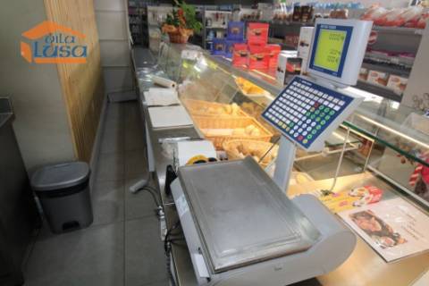 Arrendamento loja com armazém neste momento esta bazio  Centro do Olival em Vila Nova de Gaia 