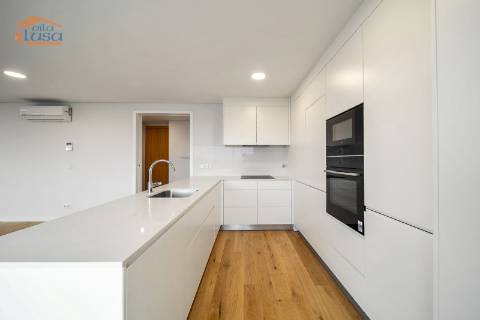 Exclusivo T4 com 3 Frentes na Avenida da República  Vila Nova de Gaia