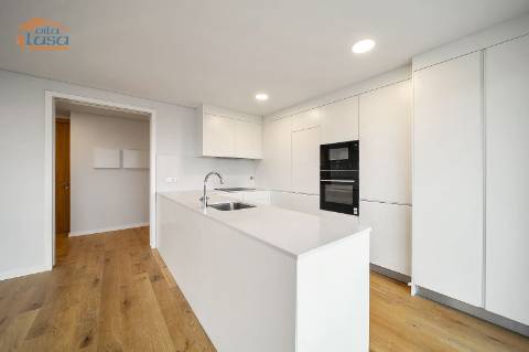 Exclusivo T4 com 3 Frentes na Avenida da República  Vila Nova de Gaia