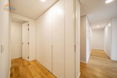 Exclusivo T4 com 3 Frentes na Avenida da República  Vila Nova de Gaia