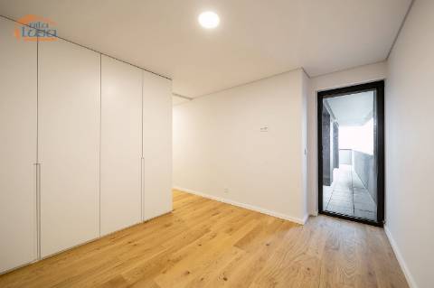 Exclusivo T4 com 3 Frentes na Avenida da República  Vila Nova de Gaia