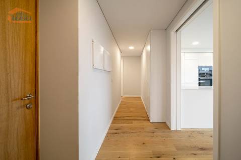 Exclusivo T4 com 3 Frentes na Avenida da República  Vila Nova de Gaia