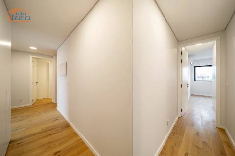 Exclusivo T4 com 3 Frentes na Avenida da República  Vila Nova de Gaia