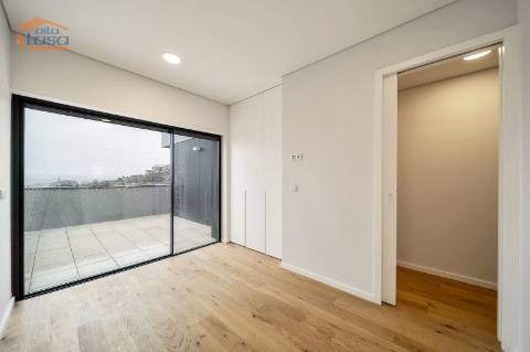 Exclusivo T4 com 3 Frentes na Avenida da República  Vila Nova de Gaia