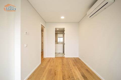 Exclusivo T4 com 3 Frentes na Avenida da República  Vila Nova de Gaia