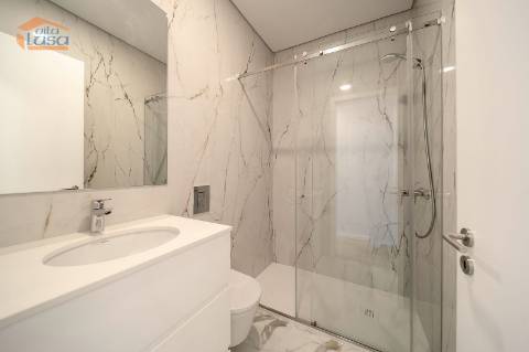 Exclusivo T4 com 3 Frentes na Avenida da República  Vila Nova de Gaia