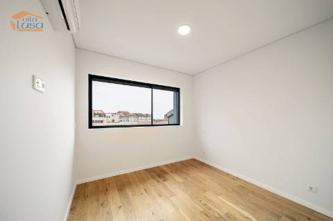 Exclusivo T4 com 3 Frentes na Avenida da República  Vila Nova de Gaia