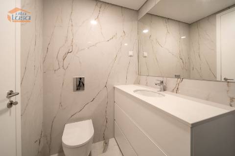 Exclusivo T4 com 3 Frentes na Avenida da República  Vila Nova de Gaia