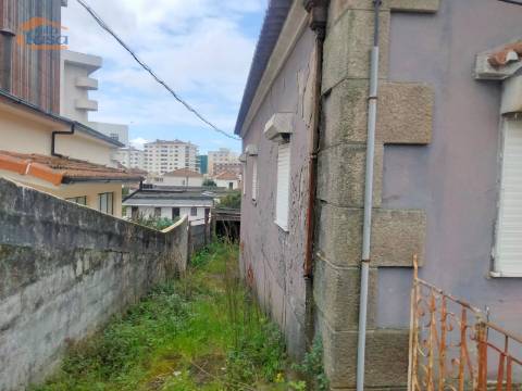 Terreno para construção em altura ou restauro da moradia existente